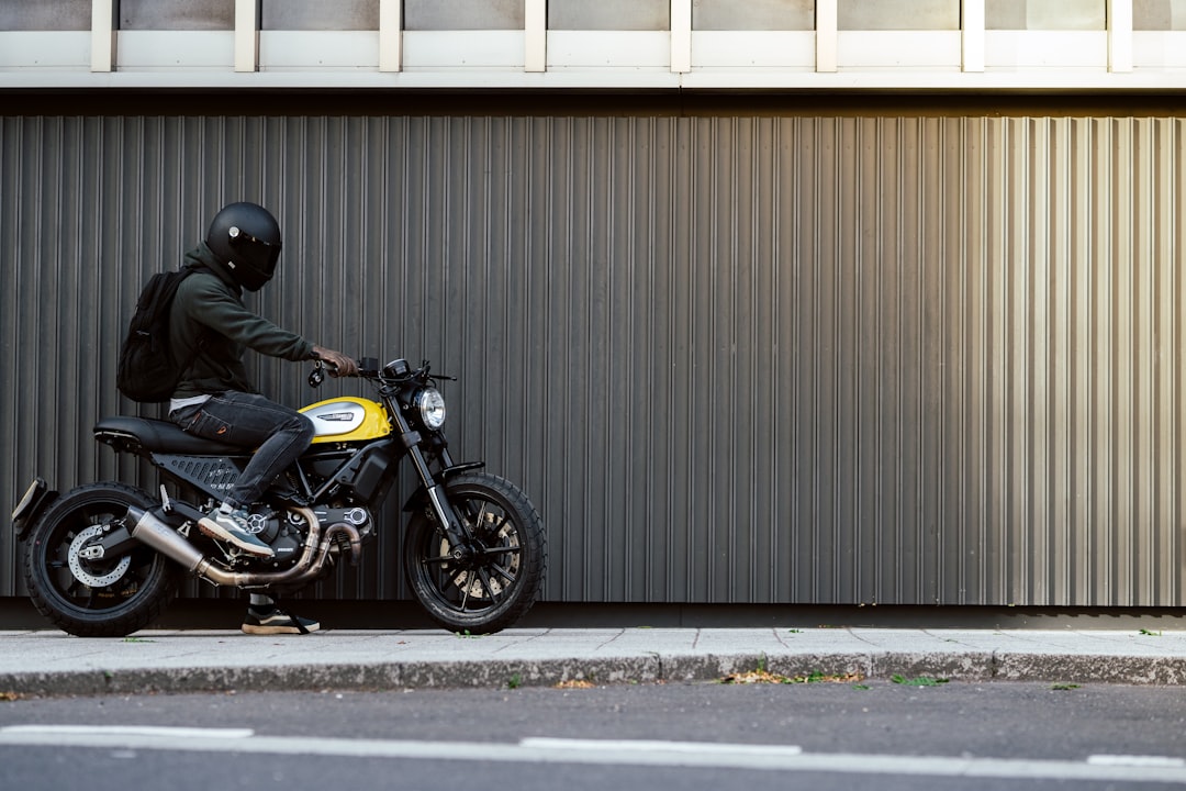 découvrez l'univers passionnant des motocyclistes : conseils, récits d'aventure, sécurité et culture biker. rejoignez une communauté dynamique partageant la même passion pour la conduite à deux roues.