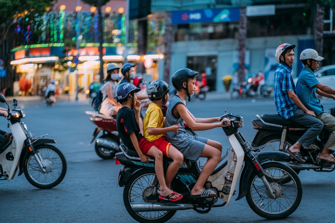 protégez votre trottinette électrique avec une assurance adaptée. découvrez des options d'assurance qui couvrent les dommages, le vol et la responsabilité civile, pour rouler en toute sérénité. comparez les offres et choisissez la meilleure couverture pour votre scooter.